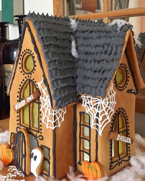 Kristine Rrbinson (@gingerbreadjournal) • Instagram photos and videos Decorating Pumpkins Without Carving, Haunted Gingerbread House, Halloween Gingerbread House, Halloween Gingerbread, Cool Gingerbread Houses, Gingerbread House Designs, Cookie House, Halloween Haunted Houses, Halloween Desserts