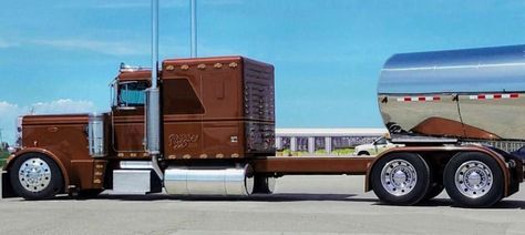 Custom Peterbilt 379, White Peterbilt 379, Peterbilt 389 Flat Top, 359 Peterbilt Old School, Stretched Peterbilt, Peterbilt 389 Custom Semi Trucks, Peterbilt 359, Peterbilt 389, Custom Big Rigs