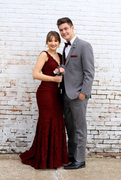 Burgundy Prom Dress Couple, Burgundy Prom Couple, Couple Poses Western, Hoco Couples, Prom Couple Pictures, Silly Wedding Photos, Couples Prom, Prom Pictures Couples, Prom Dress Lace