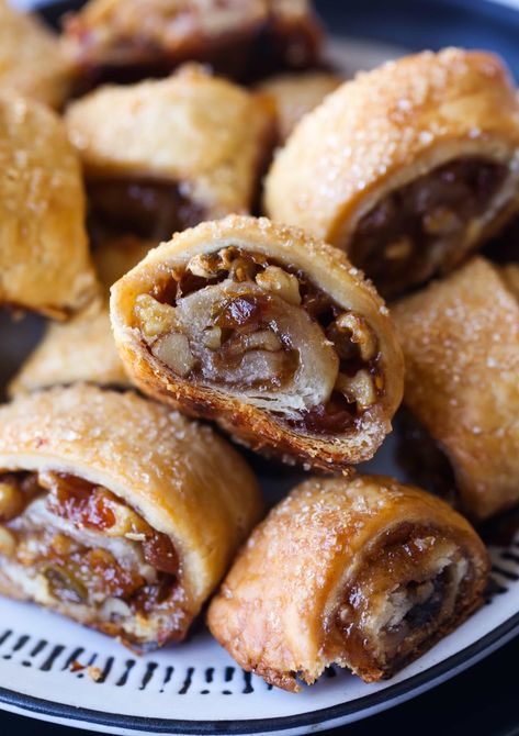 Easy Pastry Desserts, Chocolate Rugelach, Rugelach Cookies, Rugelach Recipe, Cream Cheese Pastry, Cheese Pastry, Cake Mug, Interesting Recipes, Pear Recipes