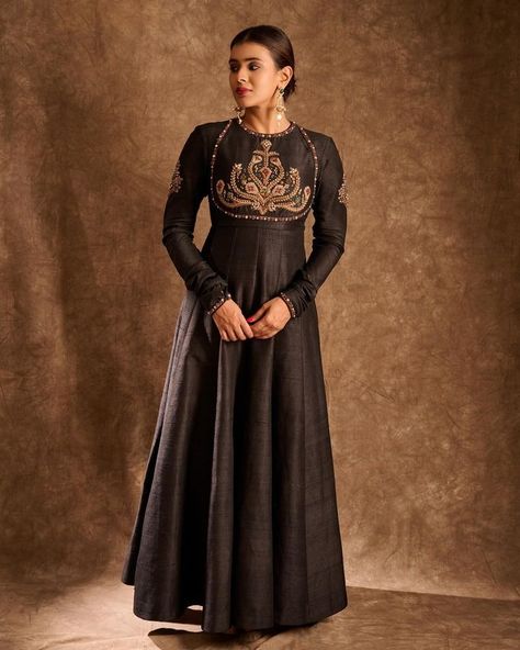 Hebah P (@ihebahp) • Instagram photos and videos Hand Work Gown Design, Anarkali Suits Designer Party Wear, Black Indian Dress, Heavy Suits, Anarkali Designs, Designer Dresses Elegant, Black Anarkali, Blouse Works, Bull Painting