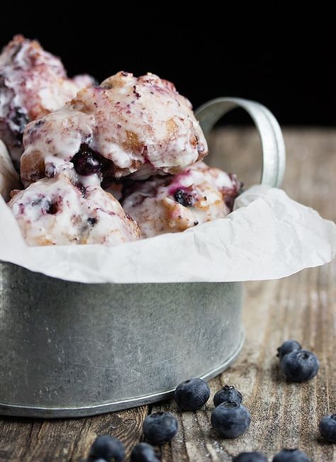 Glazed Fresh Blueberry Fritters - These glazed fresh blueberry fritters are a perfect morning treat. Enjoy them fresh when they are crunchy and full of fruit! Blueberry Fritters Recipe, Blueberry Fritters, Donut Holes, Fritter Recipes, Blueberry Recipes, Blueberry Muffins, Donut Recipes, How Sweet Eats, Decadent Desserts