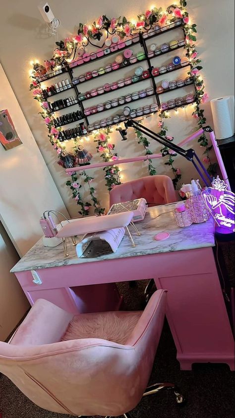 Bedroom Nail Salon, Nail Salon Small Spaces, Beauty Room At Home Ideas, Nail Tech Room Inspiration, Acrylic Nail Desk Setup, Nailroom Inspiration, Nail Salon Acrylic Nails Ideas, Home Nail Salon Ideas Decor, Nail Business Asthetic