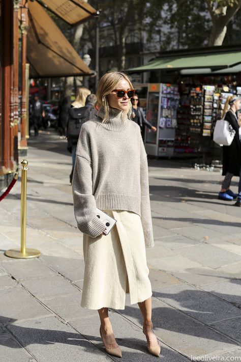 Sweater And Skirt, Beige Outfit, Turtle Neck Sweater, 50 Style, Chic Sweaters, Modieuze Outfits, Style Minimaliste, Paris Street Style, White Skirt