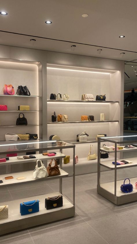 Bag Shop Interior, Mosque Design, Storefront Design, Luxury Closets Design, Boutique Interior Design, Store Interiors, Handbag Stores, Boutique Interior, Cafe Interior Design