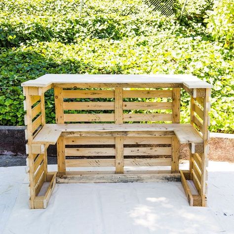 戶外IDEA Garden Pallet Decorations, Palet Bar, Bar Made From Pallets, Backyard Games Diy, Bar En Palette, Backyard Game, Pallet Bar Diy, Made From Pallets, Diy Outdoor Bar