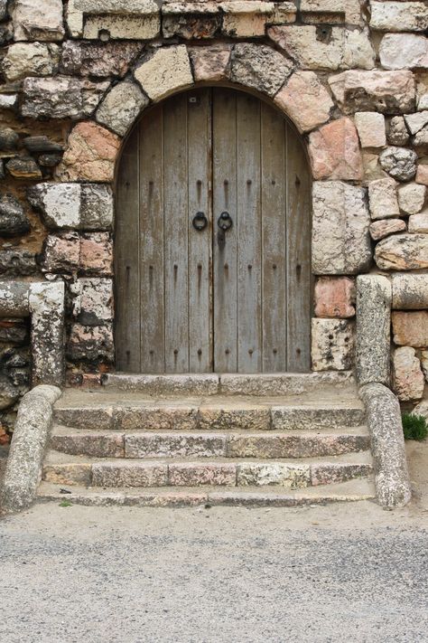 Medieval Door, Castle Doors, Garden Houses, Door Entryway, Vintage Doors, Medieval Houses, Stone Masonry, Cool Doors, Fairy Garden Houses