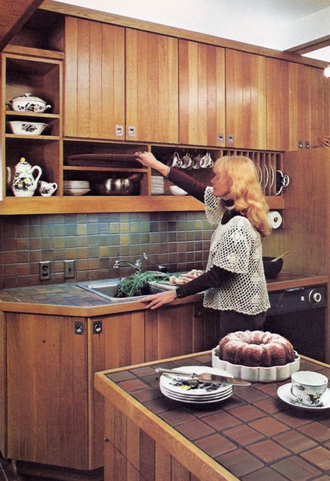 1979 kitchen design by Diana Crawford. I love vintage decor as well! This is nice! Creative Kitchen Backsplash, 70s Kitchen, 1970s Kitchen, 70s Interior, 70s Home, 70s Decor, 70s Home Decor, Vintage Interior Design, Casa Vintage