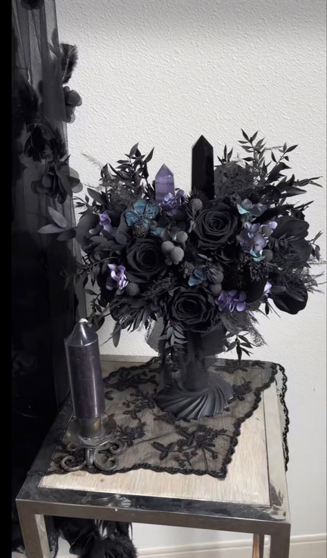 Dark Bouquet Of Flowers, Witchy Crystal Wedding Bouquet, Crystal Flower Bouquet Wedding, Goth Bouquet Wedding, Bouquet Of Flowers Aesthetic Dark, Goth Floral Arrangements, Crystal Bridal Bouquet, Goth Wedding Flowers, Goth Flower Bouquet