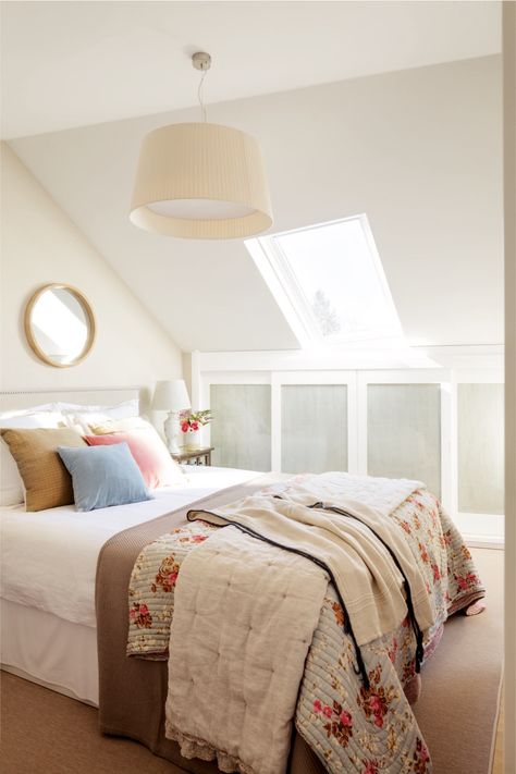 Piso de una lectora renovado con ideas de la revista El Mueble Attic Design Ideas, Attic Bedroom Designs, Shabby Chic Living, Attic Spaces, Charming House, Attic Bedroom, Pretty Bedroom, Attic Rooms, Bedroom Loft