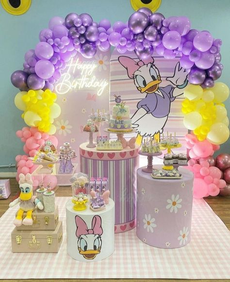 Daysi Duck, Daisy Birthday Party Ideas, Baby Birthday Pictures, Duck Birthday Theme, Daisy Duck Party, Duck Baby Shower Theme, Pata Daisy, Mickey Birthday Party, Baby Shower Duck