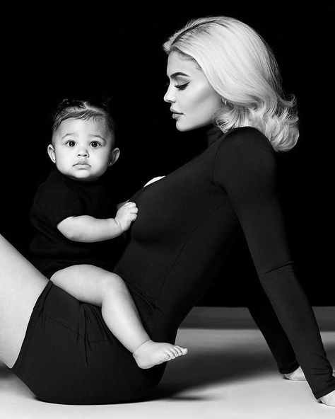 Kylie Jenner Updates on Instagram: “Kylie & Stormi in👆🏻 of fav past time family shoots 🖤” Mother Daughter 6 Month Photos, Mother And Infant Photoshoot, Black And White Family Pictures, Mom And Baby Photoshoot, Mom And Baby Photography, Vday Shoot, Mommy Son Pictures, Motherhood Photoshoot, Mommy Daughter Photography