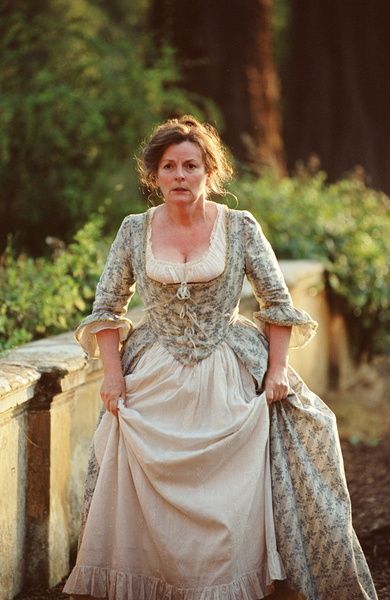 Brenda Blethyn as the desperate Mrs Bennet in Pride and Prejudice (2005) Jane Austen Costume, Mrs Bennet, Pride & Prejudice Movie, Jane Austen Movies, Jane Asher, Pride And Prejudice 2005, Elizabeth Bennet, Regency Dress, Matthew Macfadyen