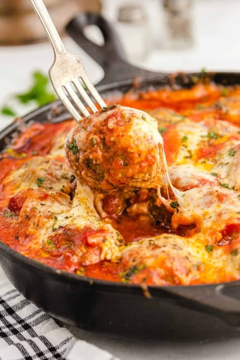 meatballs in red sauce with cheese in a cast iron skillet Meatball Dinner Ideas, Cast Iron Recipes Dinner, Skillet Meatballs, Types Of Pasta Sauce, Breaded Meatballs, Skillet Recipes Dinner, Meatball Parmesan, Cast Iron Skillet Recipes Dinner, Meatball Casserole Recipe