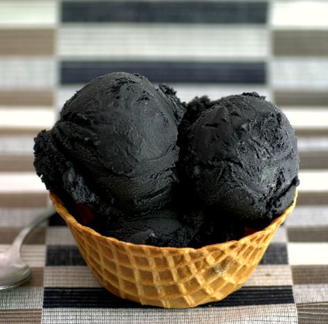 How to Make Goth Ice Cream at Home with Activated Charcoal Goth Ice Cream, Charcoal Ice Cream, Black Ice Cream, Ice Cream Design, Yummy Ice Cream, Ice Cream At Home, No Churn Ice Cream, Black Food, Black Ice