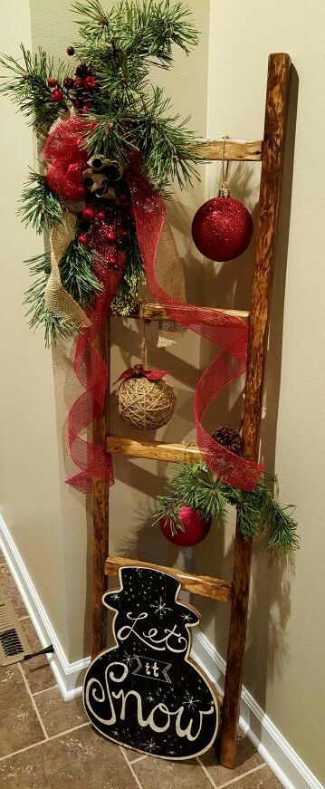 Ladder Christmas Decor, Christmas Ladders Ideas, Christmas Bathroom Decor Ideas, Christmas Ladder, Christmas Candle Decorations, Christmas Bathroom Decor, Christmas Bathroom, Alternative Christmas Tree, Country Christmas Decorations