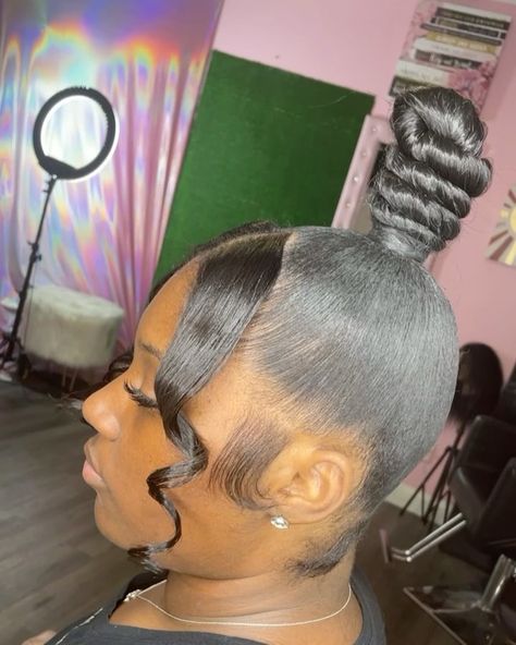 20yr old Ponytail Slayer 🐐🦋 on Instagram: “Every pony is a HITTTTTT with me 😍😍🤪😇 ......... ugh this look is sooooooooooo cute! 😭😍😍😍 Would you book it? 🤔🥰 Style: Top Knot + 2 bangs…” Top Knot With Bangs, Top Knot Ponytail, Ponytail Hairstyles For Black Women, Natural Hair Videos Tutorials, Grow Black Hair, Knot Ponytail, Slick Ponytail, Cute Natural Hairstyles, Hairstyles Natural Hair