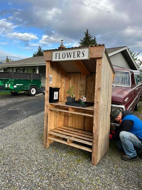 Farm Stand Made From Pallets, Diy Flower Stand Outdoor, Diy Roadside Stand, Honesty Box Ideas, Diy Farmstand Ideas, Small Farm Stand Ideas, Farm Stand Ideas Diy Projects, Diy Flower Cart With Wheels, Pallet Farm Stand