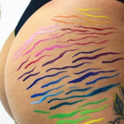 21-Year-Old Artist Transforms Stretch Marks Into Works of Art - Glamour Strech Mark Tattoo, Stretch Mark Tattoo, Strech Marks, Mark Tattoo, Stretch Mark Cream, Stretch Mark Removal, Skin Essentials, Art Plastique, Color Tattoo