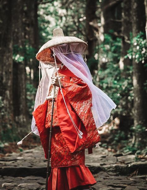 How to Hike Kumano Kodo: Japan's Ancient Pilgrimage Trail - Your Travel Flamingo Edo Period Clothing, Japan Ancient, Traveling Clothes, Kumano Kodo, Cat Samurai, Be Spiritual, Medieval Japan, Beautiful Places In Japan, Kamakura Period