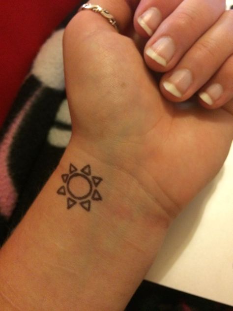 Simple sun on wrist Bracelet Tatoo, Hanna Tattoo, Small Henna Tattoos, Small Henna Designs, Henne Tattoo, Wrist Henna, Cute Henna Designs, Cute Henna Tattoos, Henna Style Tattoos