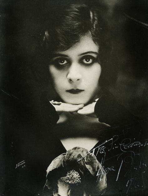 Portrait of Theda Bara “The Vamp”, 1910’s Dark Cabaret, Theda Bara, Louise Brooks, Silent Film Stars, Eddie Vedder, Silent Movie, Roaring Twenties, Mick Jagger, Portrait Ideas