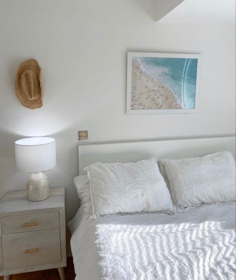 Beachy Clean Room Aesthetic, Malibu Room Aesthetic, Costal Home Aesthetic, Master Beach Bedroom, Beach Aesthetic Bedroom Decor, Clean Coastal Bedroom, Simple Beachy Bedroom, Coastal Aesthetic Room, White Beach Room