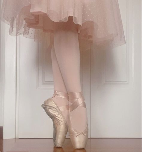 Ballerina Princess, Ballet Pointe Shoes, Angelina Ballerina, Ballet Pictures, Western Outfits Men, Ballet Beauty, Ballet Inspiration, Ballet Core, Ballet Photos