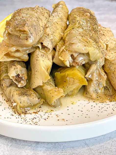 Malfoof is stuffed cabbage made the middle eastern way. Stuffed cabbage rolls are so delicious and tangy. this Malfouf recipe is easy and you can make it in the instant pot Pressure Cooker Cabbage, Easy Stuffed Cabbage, Cabbage Rolls Recipe, Clean Eating Lunch And Dinner Recipes, Clean Eating Recipes Lunch, Middle Eastern Dishes, Stuffed Cabbage, One Pot Dinner, Cabbage Leaves