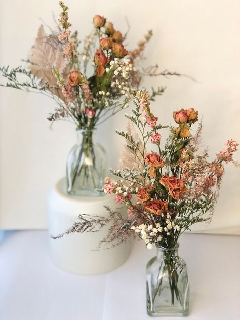 Small Vases With Dried Flowers, Dried Flower Wedding Centerpiece, Dried Flower In Vase, Boho Flower Arrangements Vase, Dried Flower Vases, Dried Flower Bud Vases Wedding, Dried Wildflower Centerpieces, Wildflower Floral Arrangements, Dried Centerpiece