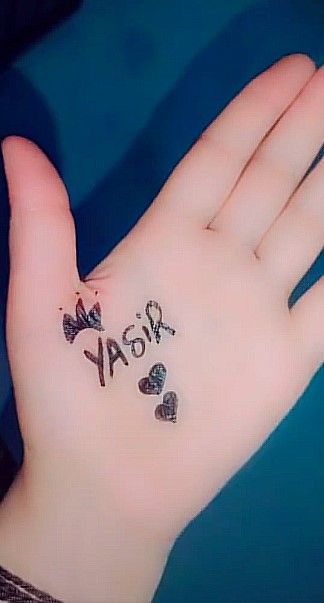 #Beautiful #Letters #MehndiTattooDesignForLovers #MehndiDesigns #tattoos #namewrite #writetattoos #neck #hand #heenatattoo #alphabets #Written #letters #loveletters #MehndiTattoo #stylishname #beautifulname #ManOo_BiLiiiii Yasir Name Dp, Yasir Name, Tattoo Written, Written Letters, L Names, Beautiful Letters, Cover Pics For Facebook, Name Dp, Pen Tattoo