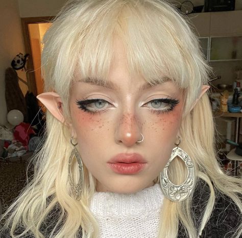 makeup 
fairy
eve frsr Elf Make Up, Elf Kostüm, Look Grunge, Alt Makeup, Alternative Makeup, Fairy Makeup, Elf Makeup, Cute Makeup Looks, Edgy Makeup