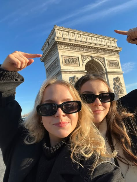 Bff Paris Aesthetic, Best Friends In Europe Aesthetic, Paris With Best Friend Aesthetic, Sisters In Paris, Paris With Friends Aesthetic, Friends In Paris Aesthetic, Paris School Trip, Paris With Best Friend, Paris Aesthetic Photos