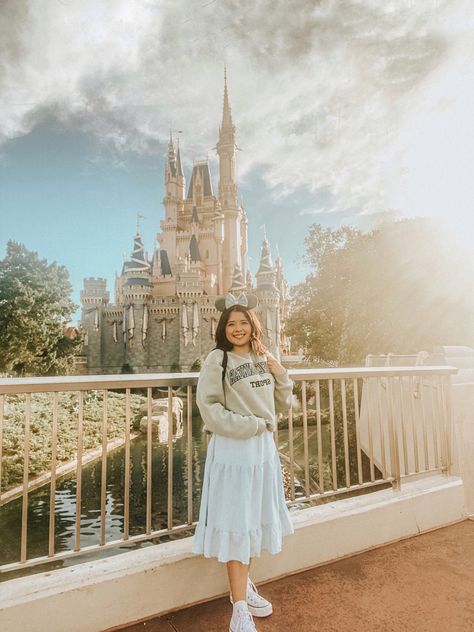 Disney World Outfits Modest, Long Skirt Outfits Disney, Disneyland Modest Outfits, Disney Modest Outfits, Disney World Outfits Skirt, Disneyland Outfits Skirt, Disneyland Skirt Outfit, Magic Kingdom Outfit, Universal Studios Outfit