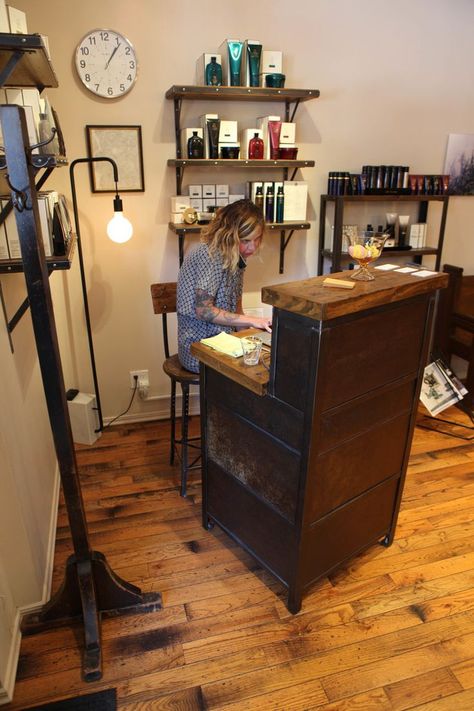 Desk On Wheels, Rustic Salon, Small Hair Salon, Small Reception Desk, Small Reception, Salon Interior Design Ideas, Salon Reception Desk, Small Salon, Home Hair Salons