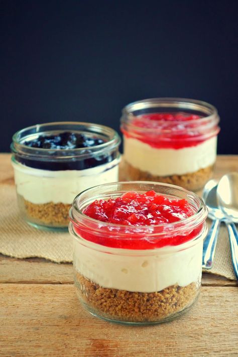 Family Feedbag: No-Bake Cheesecakes in a Jar Cake In Jar, Mason Jar Recipe, Mason Jar Desserts, Dessert Mini, Cheesecake In A Jar, Dessert Parfait, Cheesecake Lovers, Cake In A Jar, Torte Cupcake