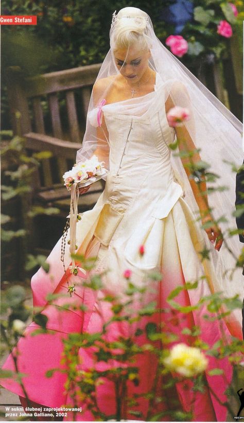 Gwen Stefani in her John Galliano designed wedding dress, 2002 John Galliano Wedding Dress, Gwen Stefani Wedding Dress, Galliano Wedding Dress, Gwen Stefani Wedding, Quotes Single, Famous Wedding Dresses, Funny Single, Quotes Change, Gwen Stefani Style