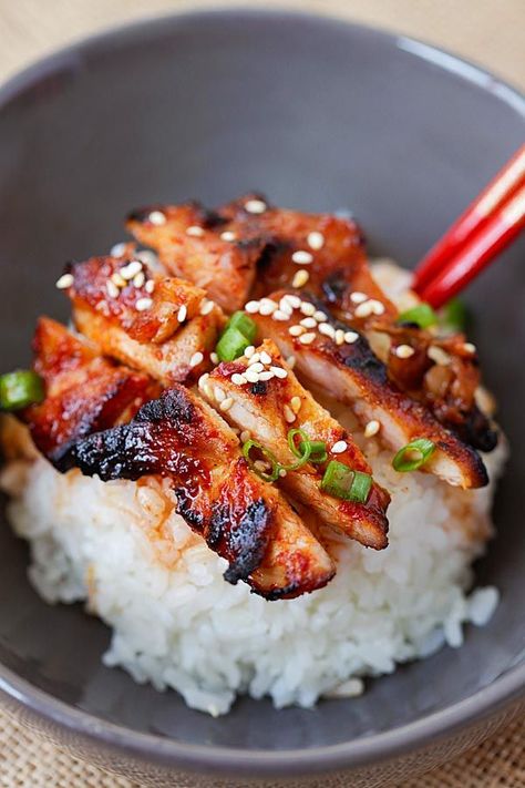 Spicy Korean Chicken - amazing and super yummy chicken with spicy Korean marinade. So easy to make, cheaper, and better than takeout | http://rasamalaysia.com Chicken Teryaki, Korean Marinade, Koreansk Mad, Spicy Korean Chicken, Baked Chicken Recipes Oven, Japanese Chicken, Recipes Cheap, Sriracha Chicken, Korean Chicken