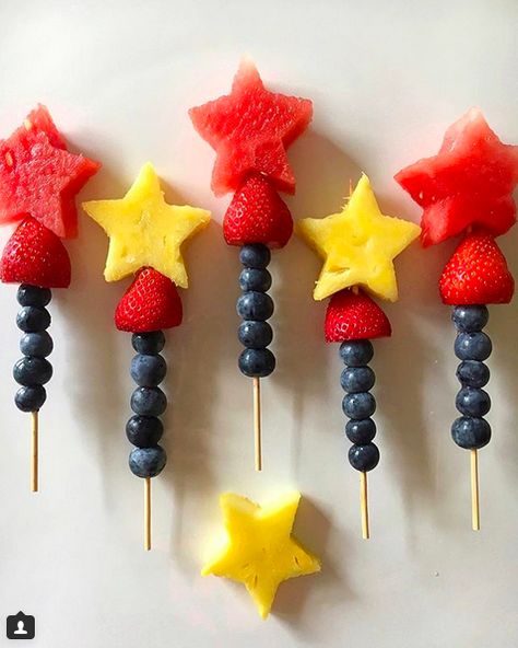 Cute Fruit Skewers, Fruit Squewers, Fruit Brochette, Fruit Kebabs For Kids, Fruit Sticks Ideas, Fruit Skewers Party, Fruit Skewers Ideas, Fruit Kabobs For Party, Fruit On A Stick