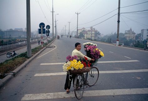 David Alan Harvey, Hanoi Vietnam, Magnum Photos, Hanoi, Aesthetic Photo, Photo Dump, National Geographic, Film Photography, Street Photography