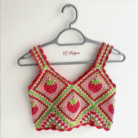 Crocheted Crop Top, Hooded Cowl, Top Blouses, Crochet Strawberry, Crochet Design Pattern, Crochet Clothing And Accessories, Crochet Stitches For Beginners, Crochet Fashion Patterns, Motif Vintage