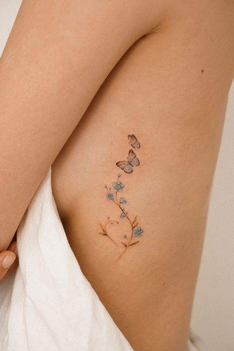 Color, feminine flower tattoo on the ribs, woman tattoo Vespa Retro, Yoga Poses Names, Girls Tattoo, Simple Tattoo, Couple Selfies, Elegant Tattoos, Arab Women, Selfie Poses, Tattoo On