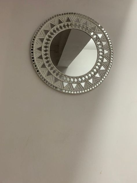 White Lippan Art Circle, Lippin Art Mirror, Lippan Mirror Art On Wall, Round Lippan Art Design, Clay Art With Mirror, Lippan Art Mirror Small Circle, Mandala On Mirror, Clay Mirror Work, Mandala Art Mirror