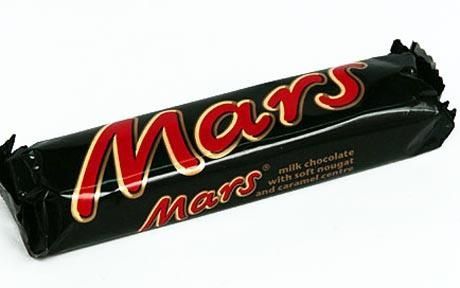 Mars bar in its wrapper. Deep Fried Mars Bars, Snickers Chocolate Bar, British Chocolate, Snickers Chocolate, Aussie Food, Sugar Free Pudding, Body By Vi, Mars Bar, Nutrition Shakes