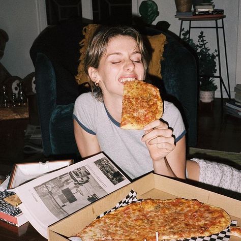 Pizza Worker Aesthetic, Photo With Pizza, Olivia Rouyre, Disposable Film Camera, Halloween Pizza, Pizza Photo, Pizza Girls, Pizza House, Local Pizza