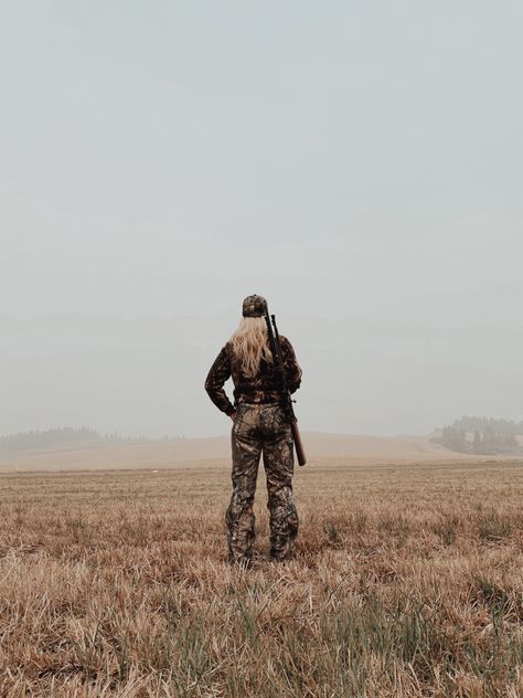 Aesthetic Hunting Pictures, Women Hunting Aesthetic, Hunting Themed Senior Pictures, Deer Hunting Senior Pictures, Hunting Aesthetic Girl, Deer Hunting Aesthetic, Hunting Photoshoot, Hunting Senior Pictures, Woman Hunter