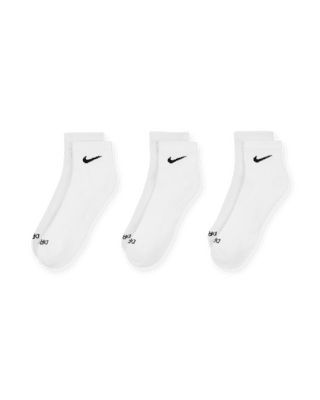 The Nike Everyday Plus Cushioned Socks bring comfort to your workout with extra cushioning under the heel and forefoot and a snug, supportive arch band. Sweat-wicking power and breathability up top help keep your feet dry and cool to help push you through that extra set. Shown: White/Black Style: SX6890-100 Nike Quarter Socks, Long Nike Socks, Ankle White Socks, Nike Ankle Socks, Nike Socks, Xmas Wishes, White Sock, Ankle Socks, Christmas Wishlist