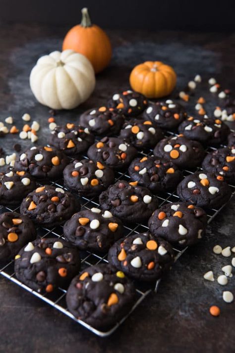 Cookies House, Easy Halloween Cookies, Chocolate Halloween, Postres Halloween, Halloween Punch, Cookie Base, Dark Chocolate Cookies, Dark Halloween, Cookie House