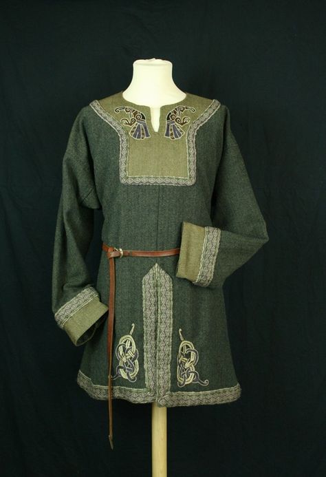 Viking Dresses, Dnd Cosplay, Persona Ideas, Nordic Clothing, Norse Clothing, Mens Garb, Costume Viking, Viking Tunic, Celtic Clothing