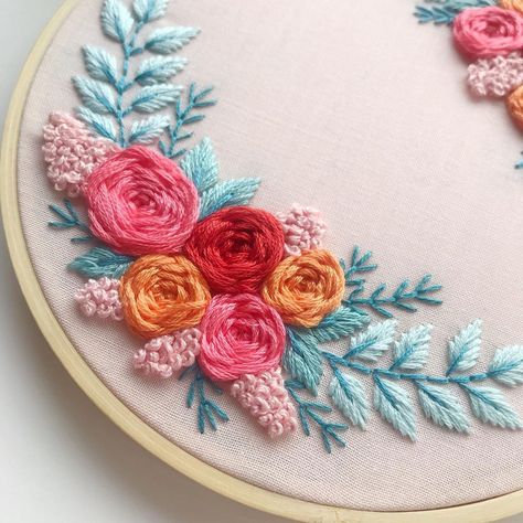 Kayleigh | Floss & Hoop 🇨🇦🌷 (@flossandhoopembroidery) agregó una foto a su cuenta de Instagram: "💙🧡💗❤️ One of the newest patterns in the shop is this floral wreath! If you’ve stitched it or any…" Floral Embroidery Patterns Templates, Needlecraft Patterns, Stitching Projects, Beginner Embroidery, Embroidery Hoop Wall Art, Diy Clothes And Shoes, Embroidery Template, Floral Embroidery Patterns, Hand Embroidery Videos